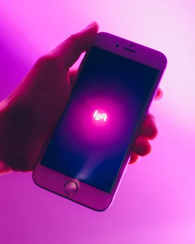 Telefòn ki montre app Lyft