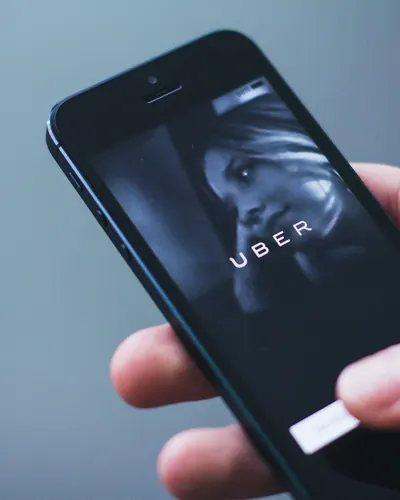 Telefòn ki montre app Uber