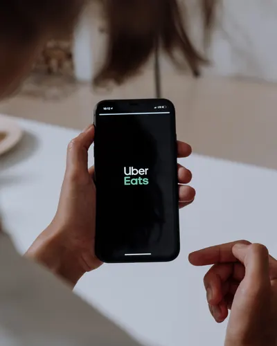 Telefòn ki montre app Uber Eats